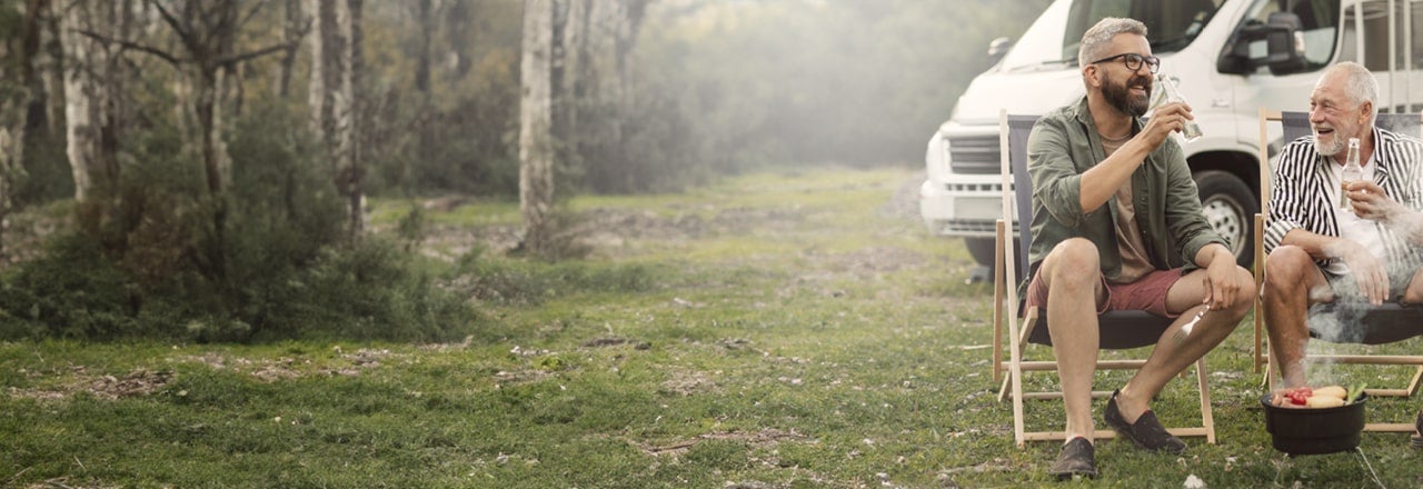 unos hombres de acampada y riendo