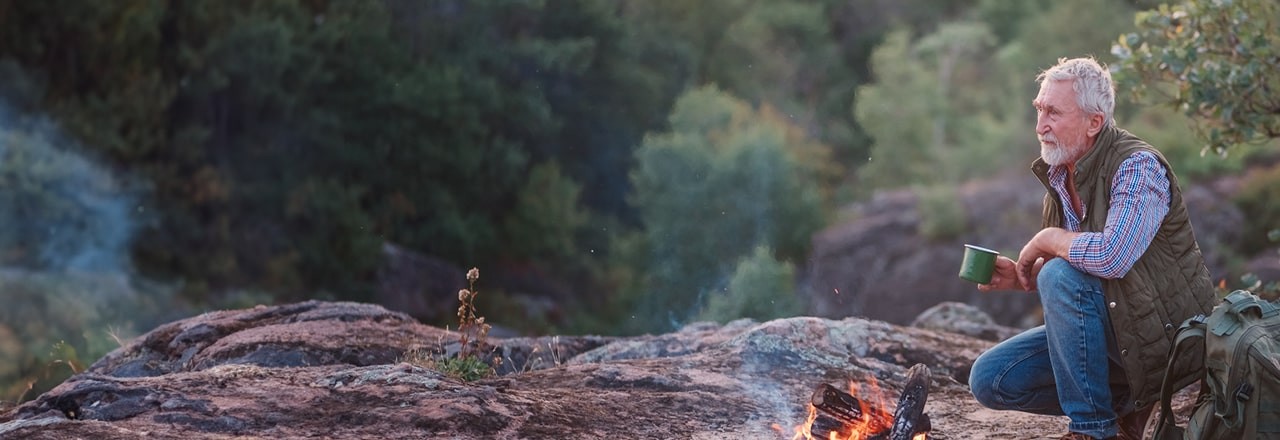 hombre encendiendo una fogata
